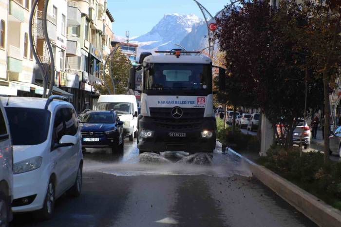 Hakkari’de Yağmur Sonrası Cadde Temizliği