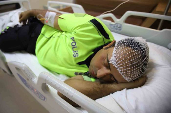 ’dur’ İhtarına Uymayan Lüks Araç Trafik Polisine Çarpıp Kaçtı