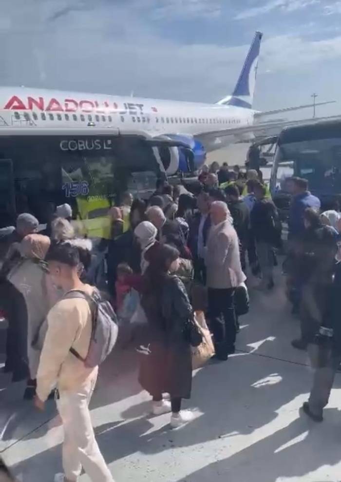 Anadolujet Uçağı Yolcuların ‘Bomba’ Muhabbeti Nedeniyle 10 Saat Sonra Kalktı