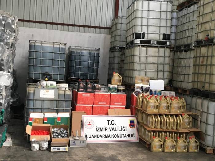 İzmir Jandarmasından Baskın: Çok Sayıda Kaçak Motor Yağı Ele Geçirildi