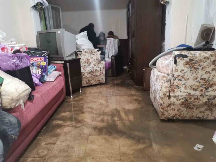 İzmir’deki Sağanak Yağışla Dere Taştı, Su Basan Evler Savaş Alanına Döndü