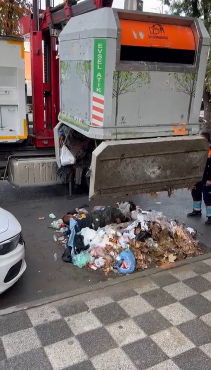 Kadıköy’de Bir Kişi Girdiği Çöp Konteynerinden 2 Gün Sonra Vinçle Çıkarıldı