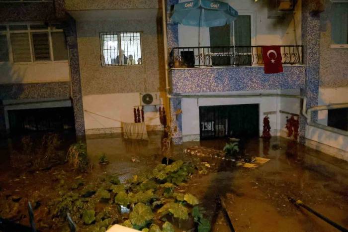 Muğla’da Evleri Su Bastı
