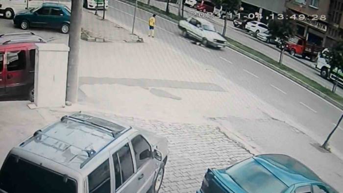 Arkadaşıyla Oyun Oynuyordu: Yola Koşan Çocuk Seyir Halindeki Otomobilin Altında Metrelerce Sürüklendi