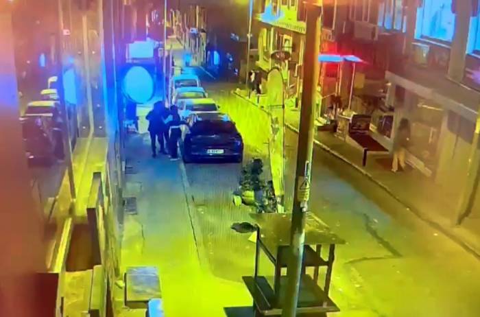 İstanbul’da Eski Eş Dehşeti Kamerada: Çocuğunun Yanında Kaçırmaya Çalıştı