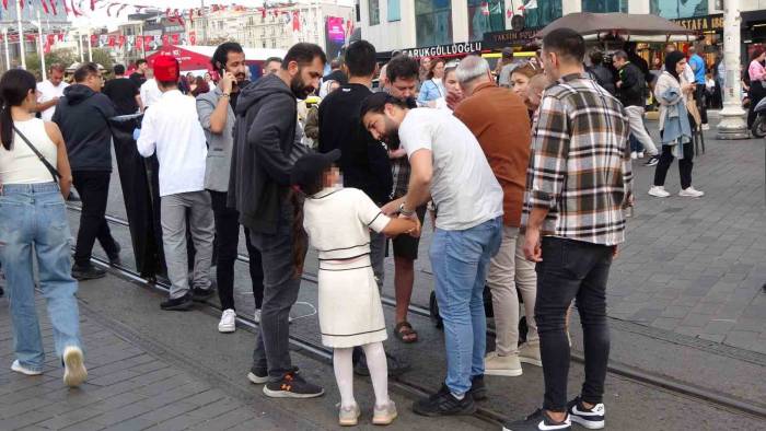 Taksim’de 10 Yaşındaki Kız Turistlerin Çantasını Çalarken Suçüstü Yakalandı