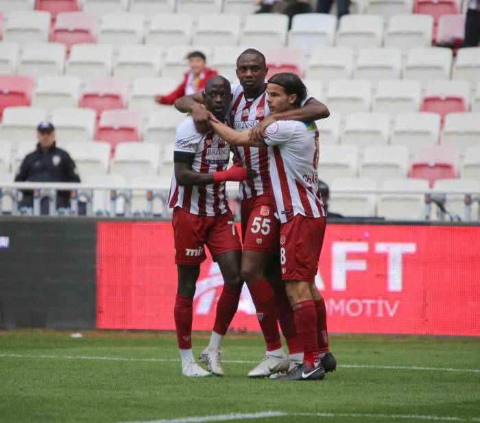 Trendyol Süper Lig: E.y. Sivasspor: 1 - Y. Adana Demirspor: 0 (İlk Yarı)