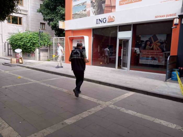 Silahlı Saldırıda Yaralandı, Bankaya Sığındı