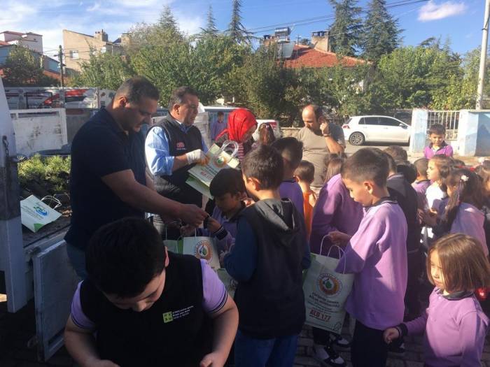 Öğrenciler Fidanları Evlerinin Bahçelerine Diktiler