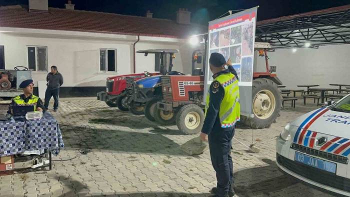213 Traktör Ve Tarım Aracı Sürücüsüne Jandarma Eğitim Verdi