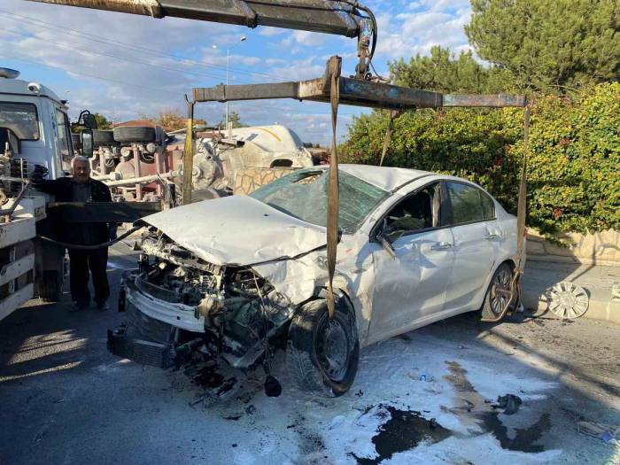 Ankara’da Otomobille Çarpışan Beton Mikseri Duvara Çarparak Devrildi: 2 Yaralı