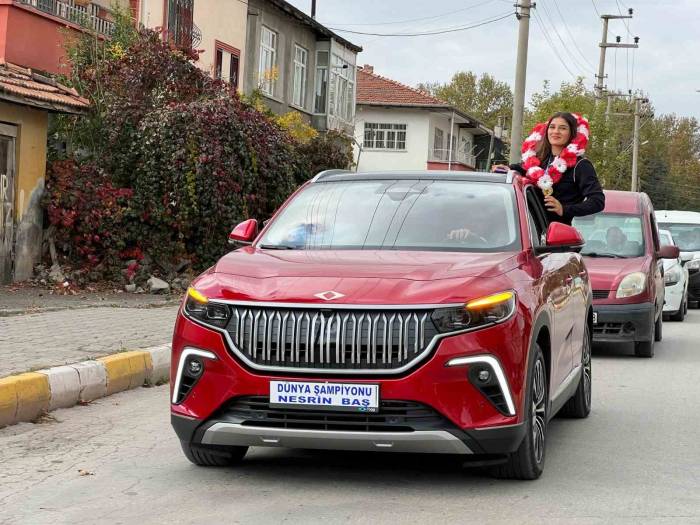 Dünya Şampiyonu Memleketinde Coşkuyla Karşılandı