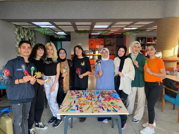 Gönüllü Öğrenciler, Minik Kardeşleri İçin Kolları Sıvadı