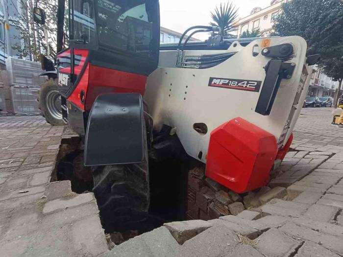 Bahçelievler’de Vincin Çalışma Yaptığı Esnada Kaldırım Çöktü