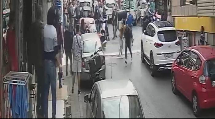 İstanbul’da Çaycıların Dedikodu Kavgası Kamerada: Varil Fırlatıp Peşinden Kovaladı