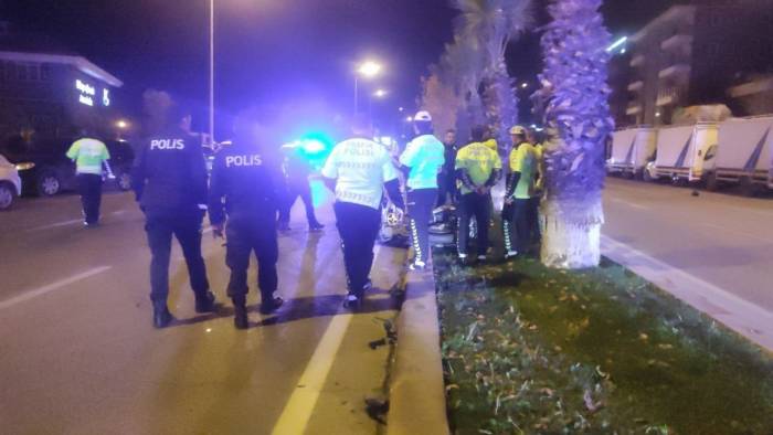 Sollamak İstediği Motosikletli Polise Çarptı: 2 Yaralı