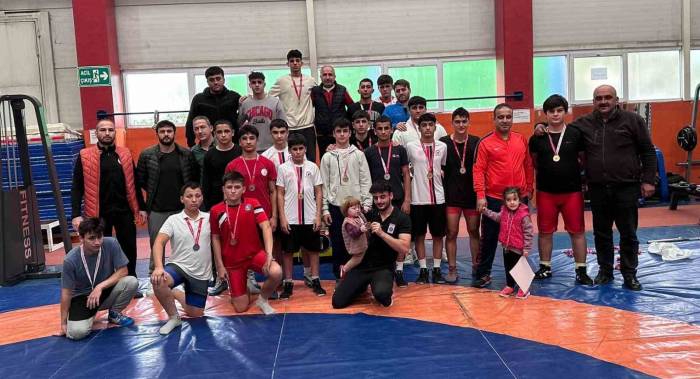 Gençler Güreş Müsabakaları Yapıldı