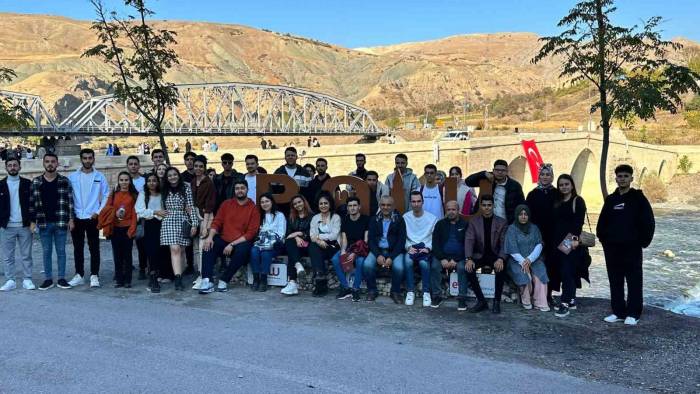 Üniversite Öğrencileri Tarihi Palu İlçesini Gezdi