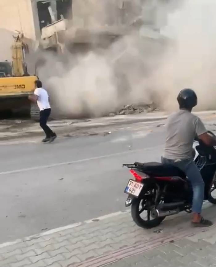 Hatay’da Kontrollü Yıkım Sırasında Bina Çöktü