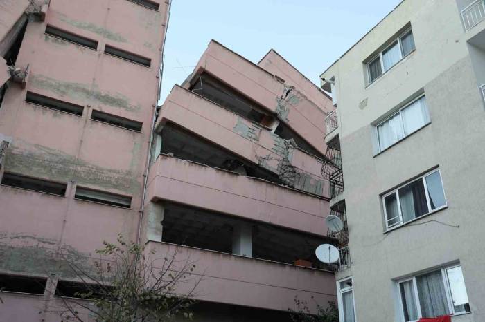 İzmir’de Yıkımı Yapılan Lise Yan Yattı, 3 Apartman Boşaltıldı