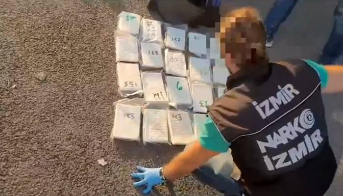 İzmir’de Takibe Alınan Araçtan Yüklü Miktarda Kokain Çıktı