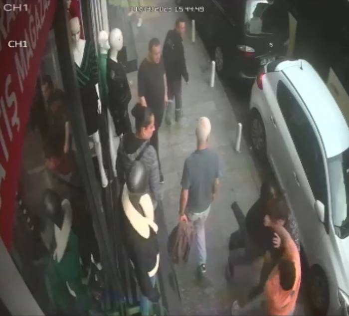 İstanbul’da Akıl Almaz Olay Kamerada: 20 Aracı Yumruklayınca Esnaftan Dayak Yedi