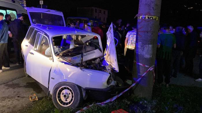 Kocaeli’de Otomobil Elektrik Direğine Çarptı: 4 Yaralı