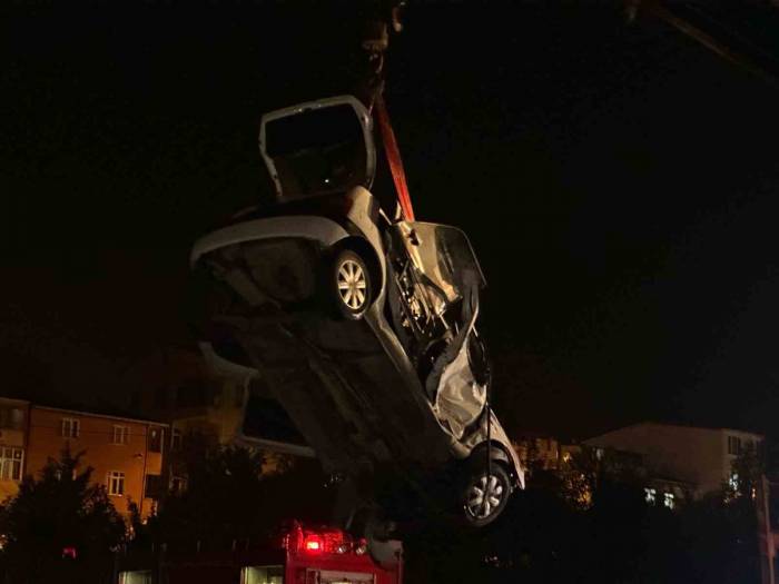 Küçükçekmece’de İki Araç Çarpıştı, Biri Sulama Kanalına Düştü: 1’i Bebek 5 Yaralı