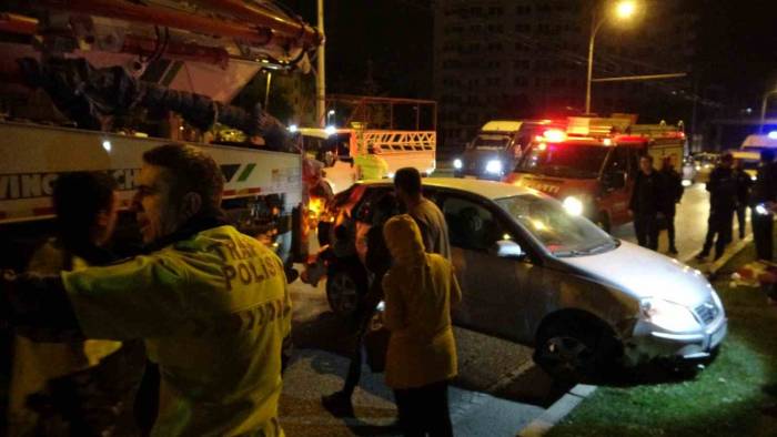 Malatya’da Otomobil Beton Pompa Aracı İle Refüj Arasına Sıkıştı
