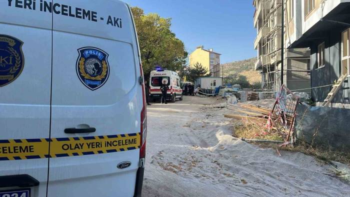 Ağırlığa Dayanamayan Çatı Çöktü: 1 İşçi Hayatını Kaybetti