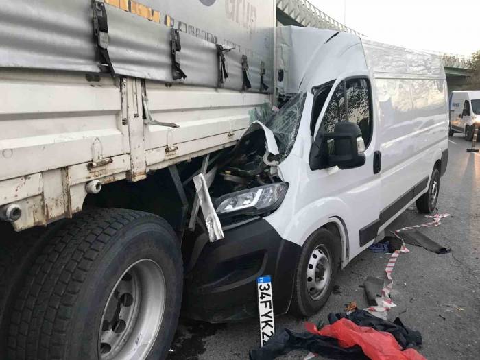 Şişli’de Panelvan Kamyonun Altına Girdi, Sürücü Kazayı Sıyrıklarla Atlattı