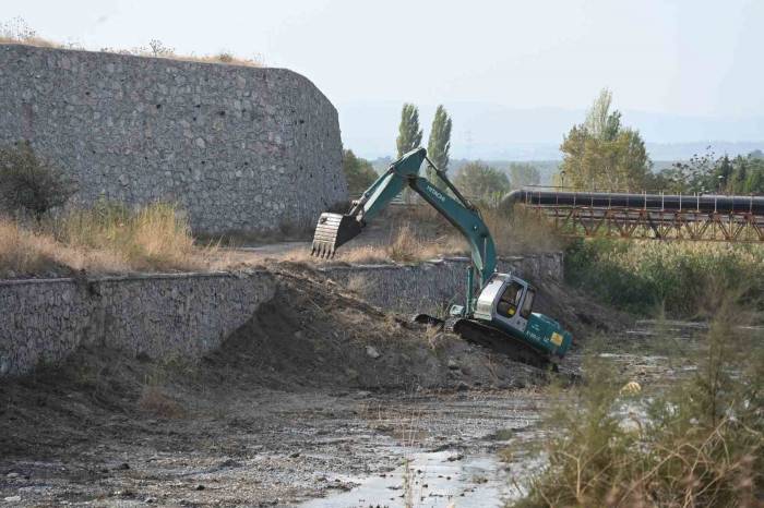 Soma Belediyesinden Bakırçay’da Islah Çalışması