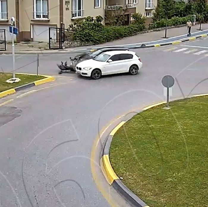 İki Motosiklet Ve Bir Bisikletlinin Karıştığı İlginç Kaza Kamerada
