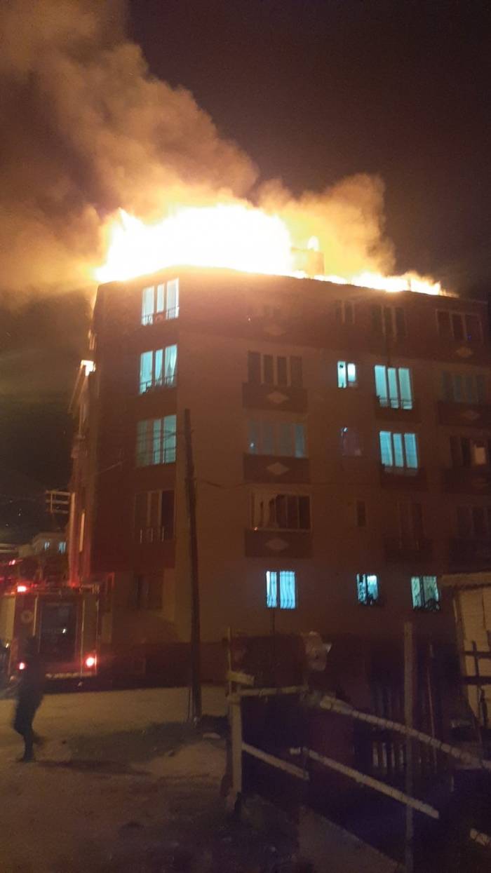 Çorlu’da Korku Dolu Anlar: Çatı Alev Alev Yandı, Mahalleli Sokağa Döküldü