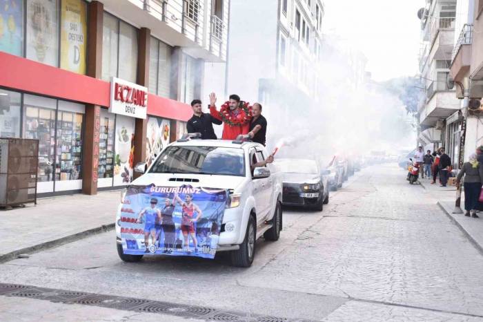 Dünya 2.’si Mustafa Olgun’a Coşkulu Karşılama