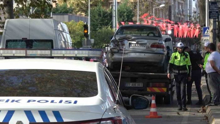 Kamyonet Önce Duran Otomobile, Ardından Demir Parmaklıklara Çarptı