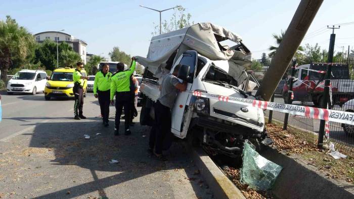 Ceviz Yüklü Kamyonet Beton Bloğa Çarptı, Araçta Sıkışan Genç Sürücü Acı İçerisinde Kıvrandı