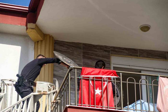 Tahliye Memurlarını Kapısında Görünce Bıçak Ve Satırla Direndi, Polisler Kalkanlarla Balkondan Girdi