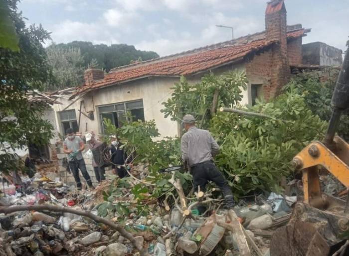 Belediye Ekipleri Temizleye Temizleye Bitiremedi