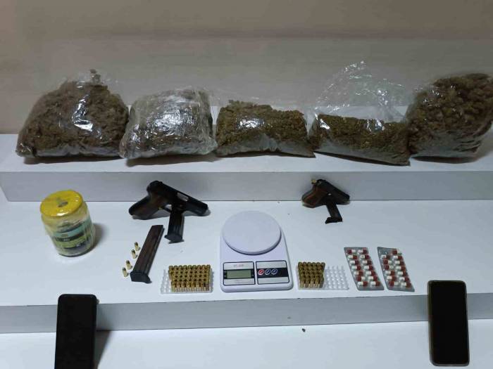 Evinden 2.5 Kilogram Uyuşturucu Çıktı: “Diş Ağrısına İyi Geliyor Dediler Önerdiler Aldım”