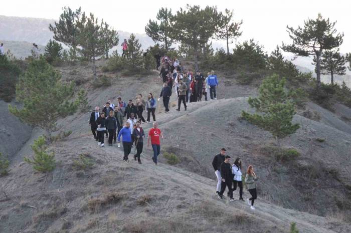 Şehitler İçin 4 Kilometre Yürüdüler