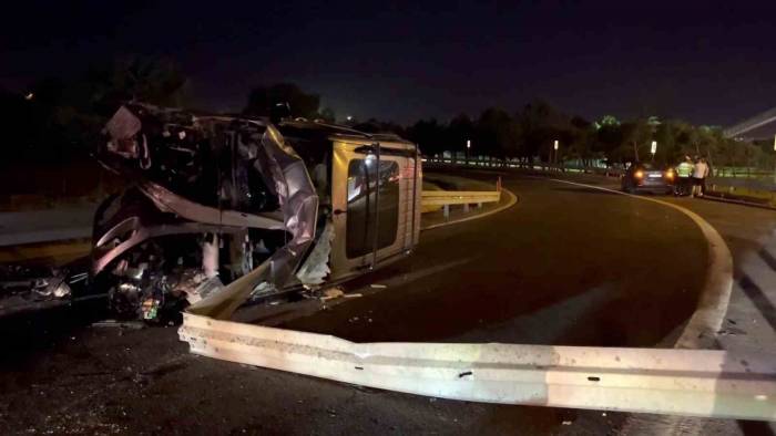 Büyükçekmece E-5’te Araç Bariyerlere Ok Gibi Saplandı: 1 Yaralı