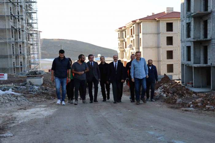 Vali Toraman, Yapımı Devam Eden Deprem Konutlarını İnceledi