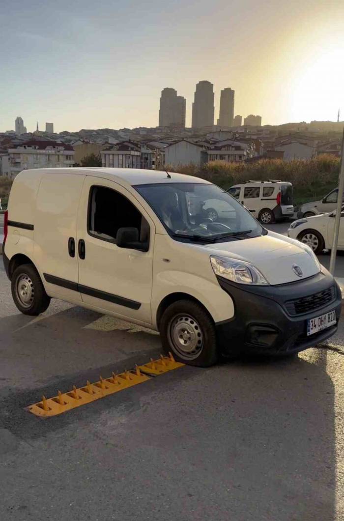 Kural Tanımaz Sürücüler Ters Yöne Girdi, 4 Günde 150 Aracın Lastiği Patladı