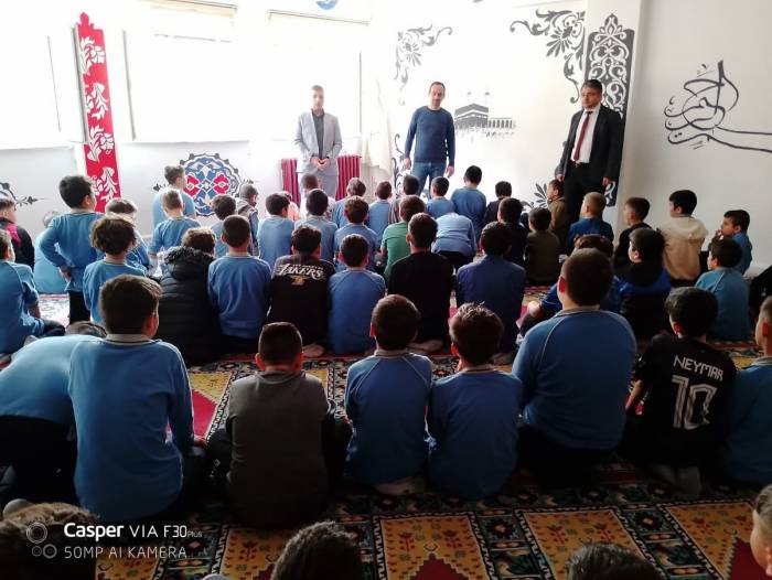 Gediz’de Öğrenciler Filistin’de Şehit Olan Müslümanla İçin Gıyabi Cenaze Namazı Kıldı