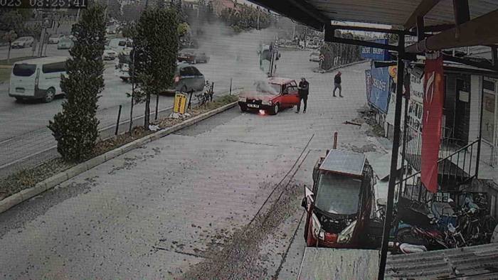 Sürücü Kaputu Açınca Neye Uğradığını Şaşırdı