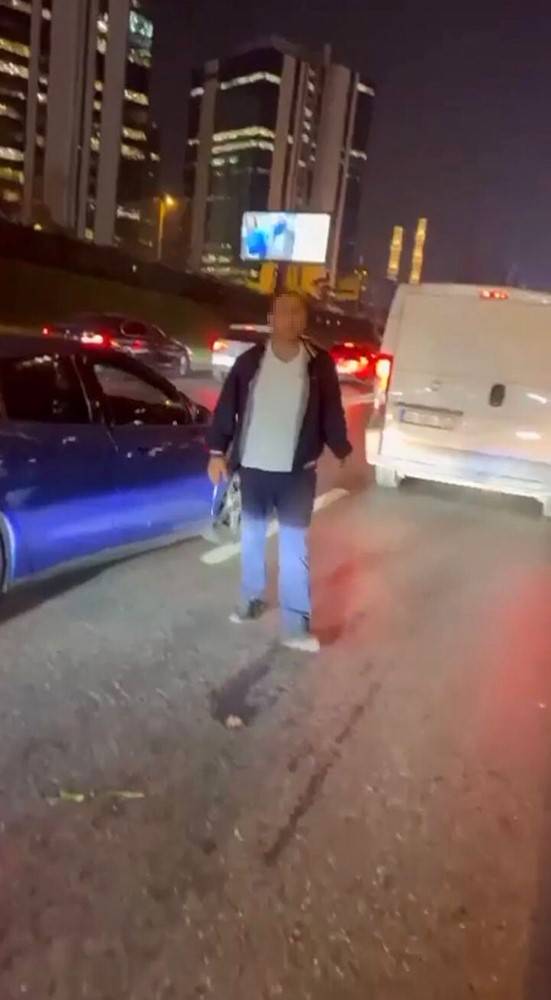 İett Şoförü Trafikte Sürücünün Üstüne Yürüdü: O Anlar Kamerada