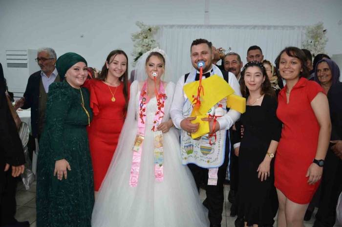 Damada Takı Yerine Ayva Taktılar