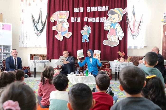 Ağrı Valisi Koç Ve Eşi, Miniklere Masal Okudu