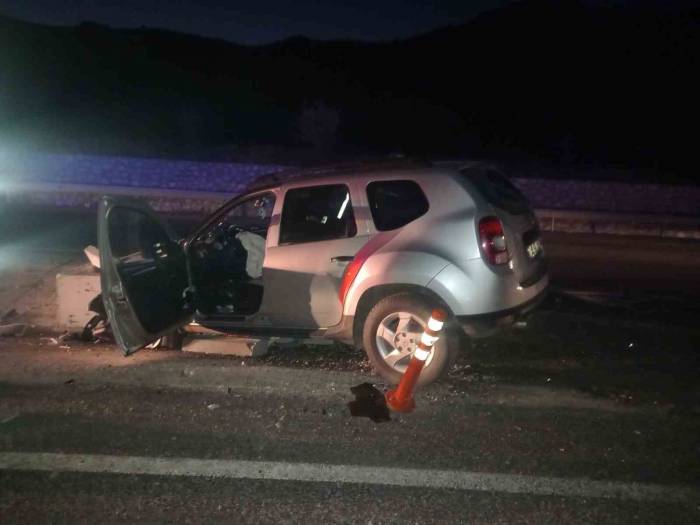 Amasya’da Otomobil Beton Logara Çarptı: 2 Yaralı